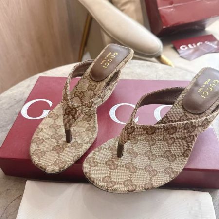 Gucci Women's Vittoria Thong in Sand and Brown GG Canvas - Image 7