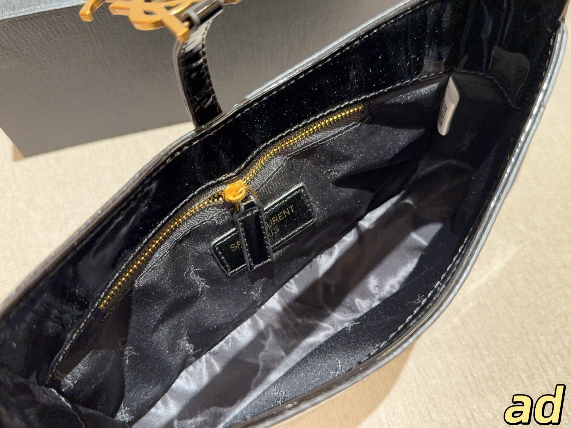 Saint Laurent Le 5 à 7 Hobo Shoulder Bag Laquered - Image 10