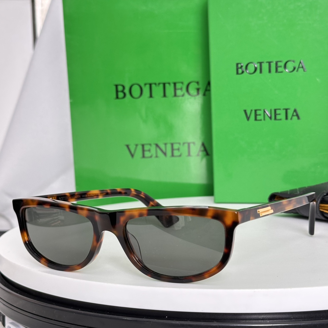 Bottega Veneta Eyewear Bottega Veneta Slim Ribbon Sunglasses in Black/Grey - Image 2