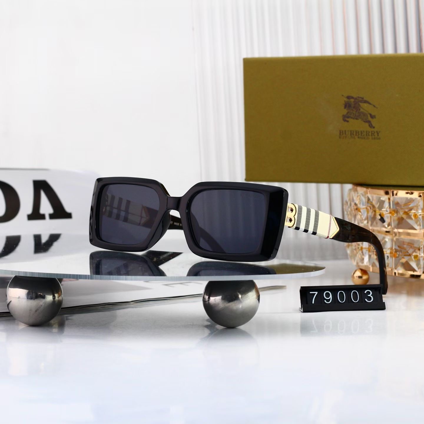 Burberry Fashionable Sunglasses - Image 1