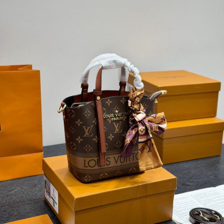 LV bucket shoulder handbag - Image 3