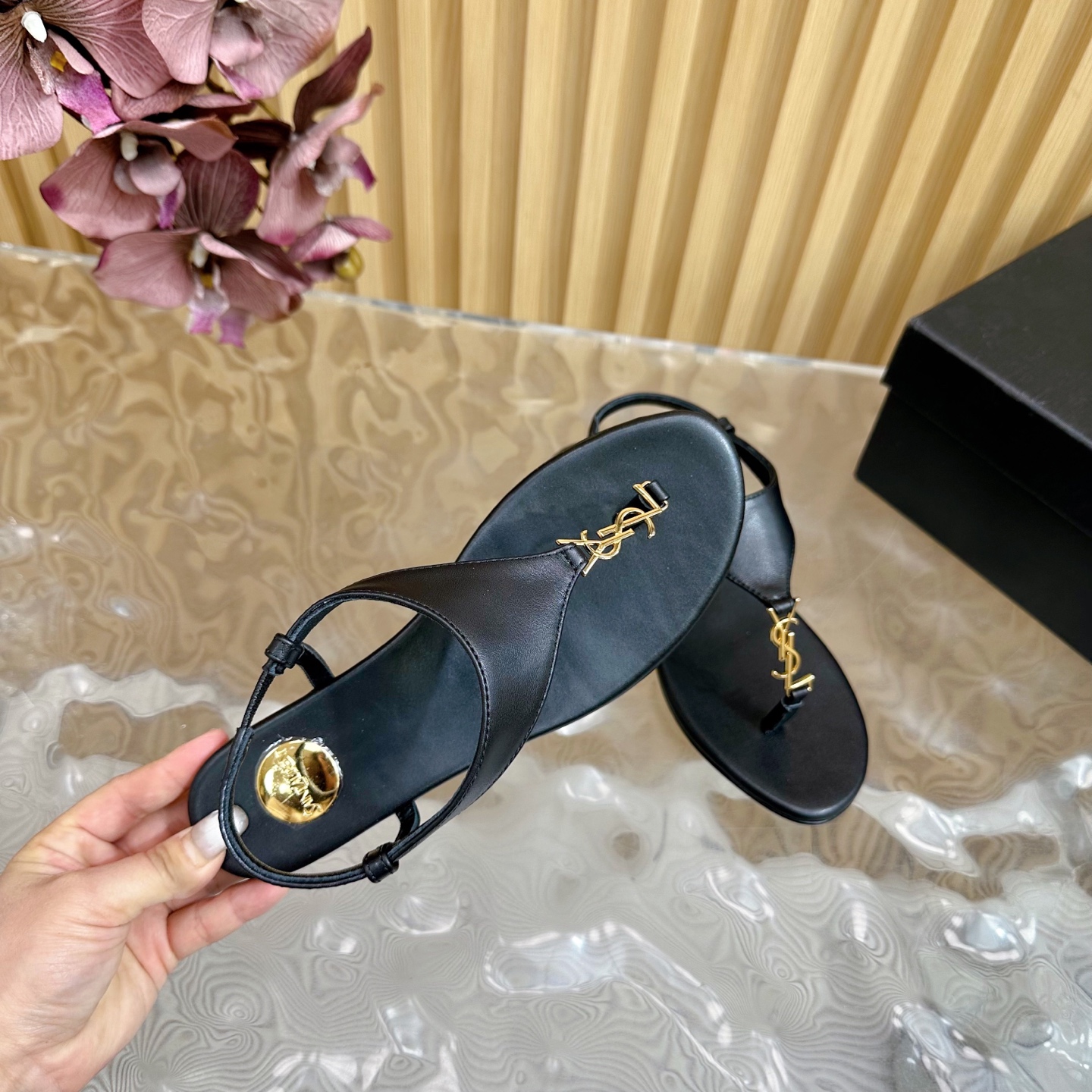 YSL Vitel Vernice Soft Thong Sandals - Image 8
