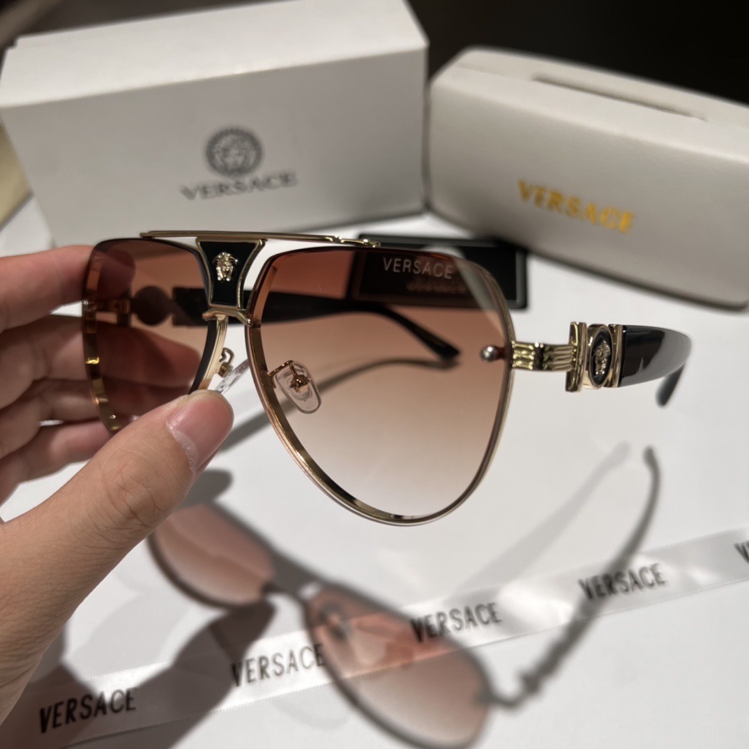 Versace Fashionable Sunglasses - Image 2