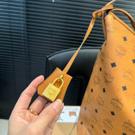 McM Aren Large Visetos Hobo Bag - Image 8