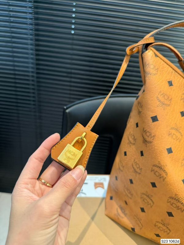 McM Aren Large Visetos Hobo Bag