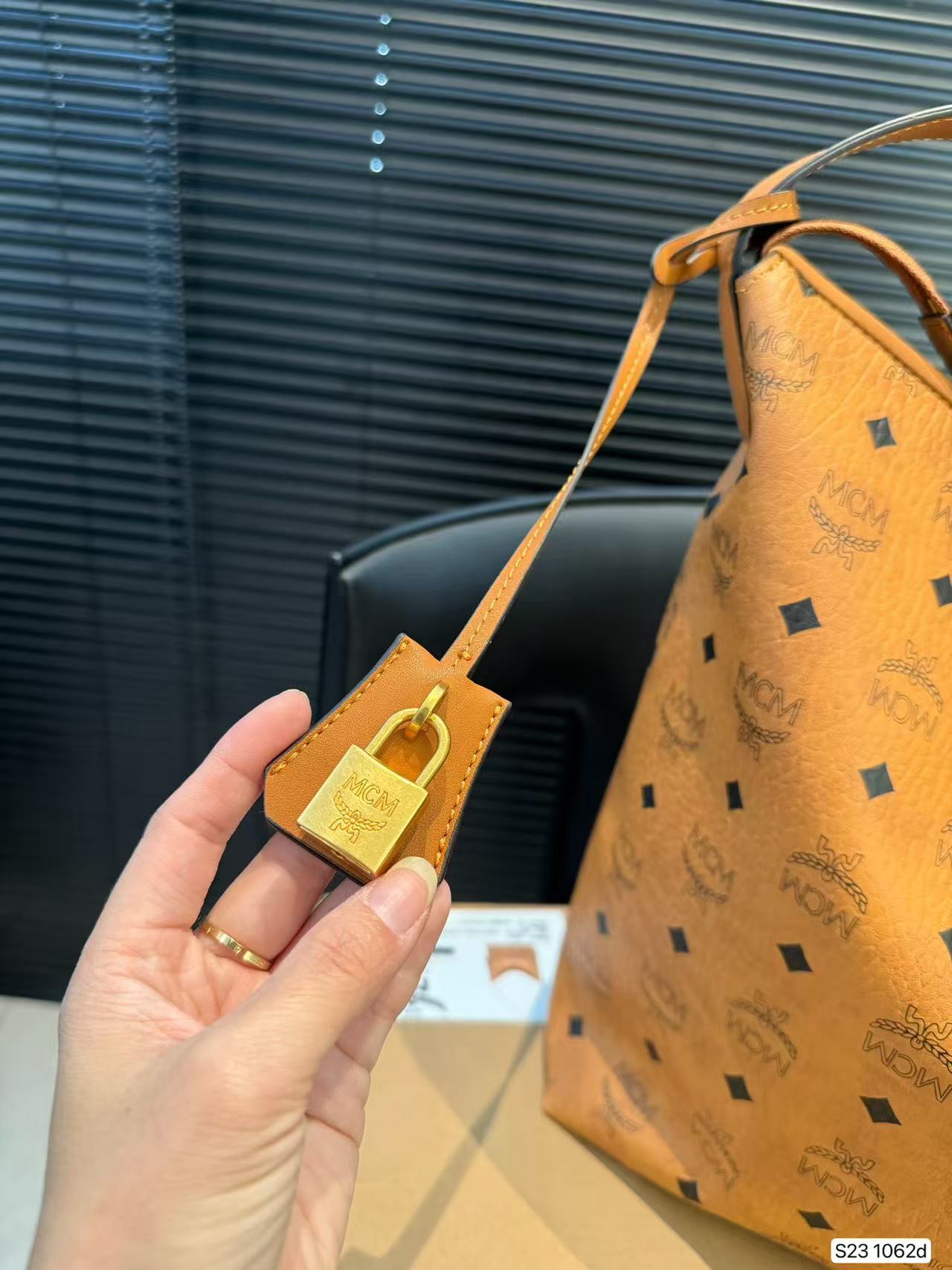 McM Aren Large Visetos Hobo Bag - Image 8