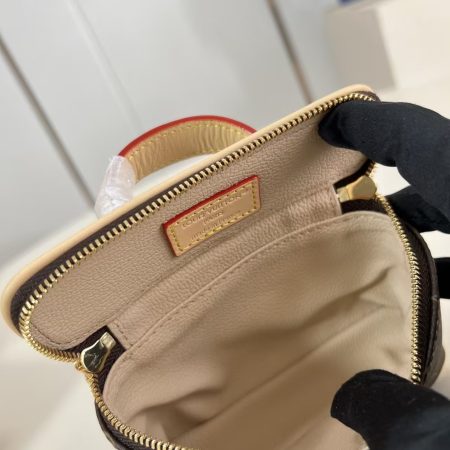 LV Nice Beauty Bag - Image 5