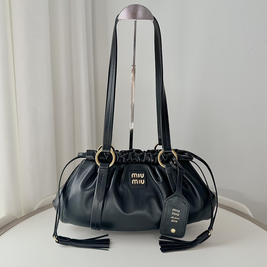 Miu Miu Shoulder Bag in Nero - Image 1
