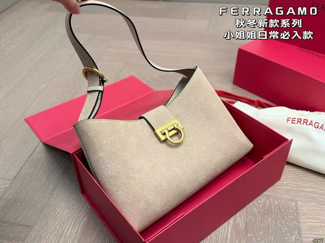 Ferragamo Shoulder Bag - Image 5