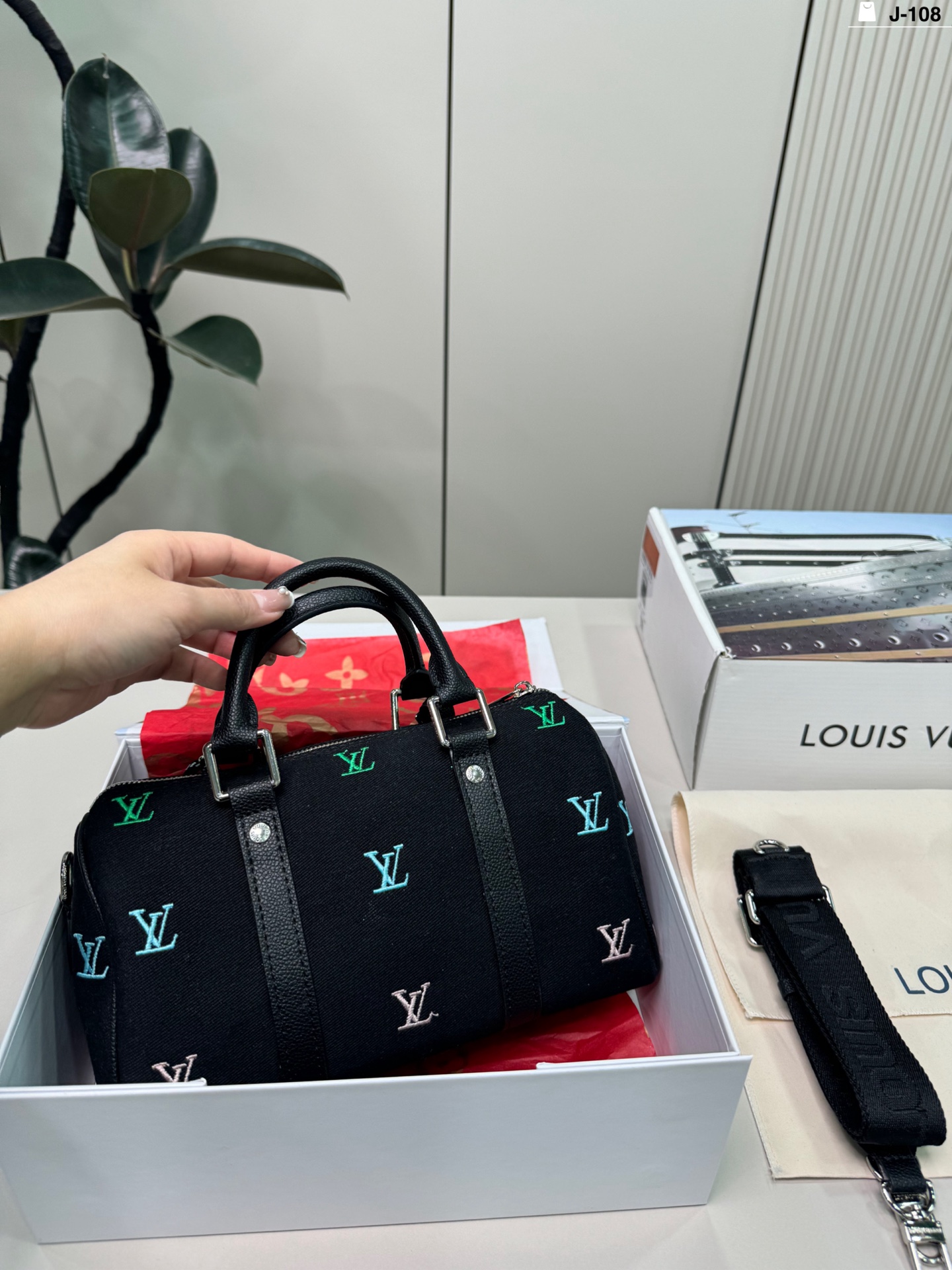 LV keepall 25 Bag - Image 4
