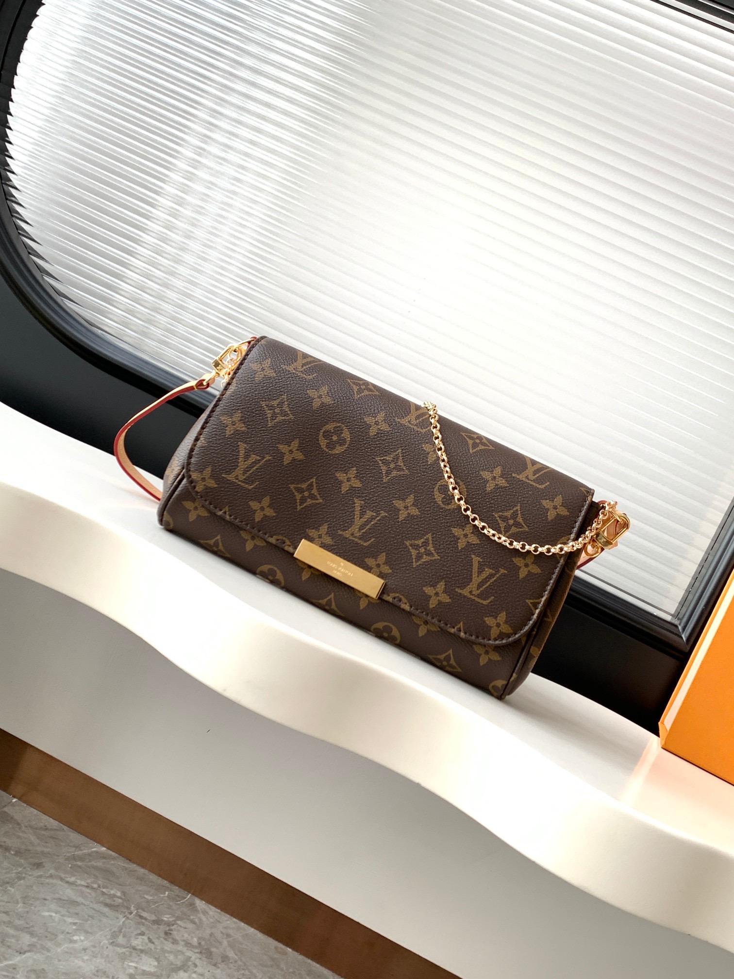 LV Favorite Chain Shoulder Bag - Image 5