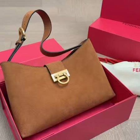 Ferragamo Shoulder Bag - Image 6