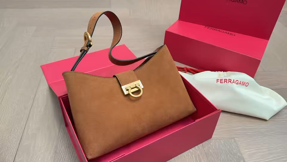 Ferragamo Shoulder Bag - Image 6