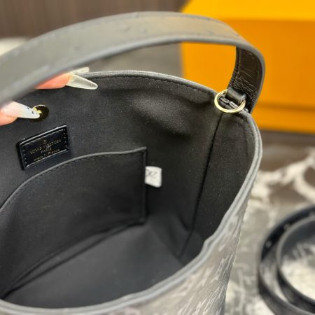 LV AII IN BB25ss Bucket Bag - Image 12