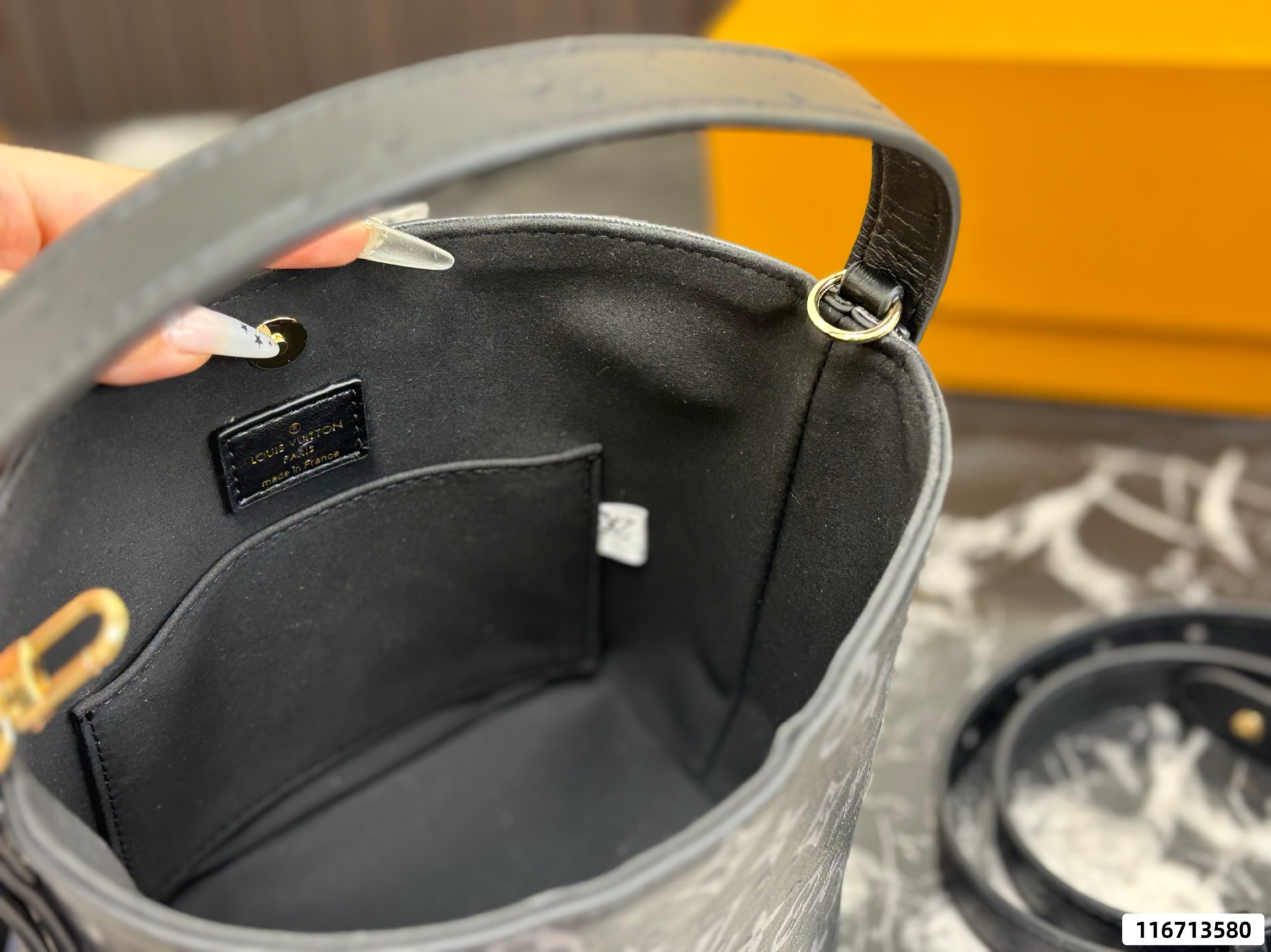 LV AII IN BB25ss Bucket Bag - Image 12