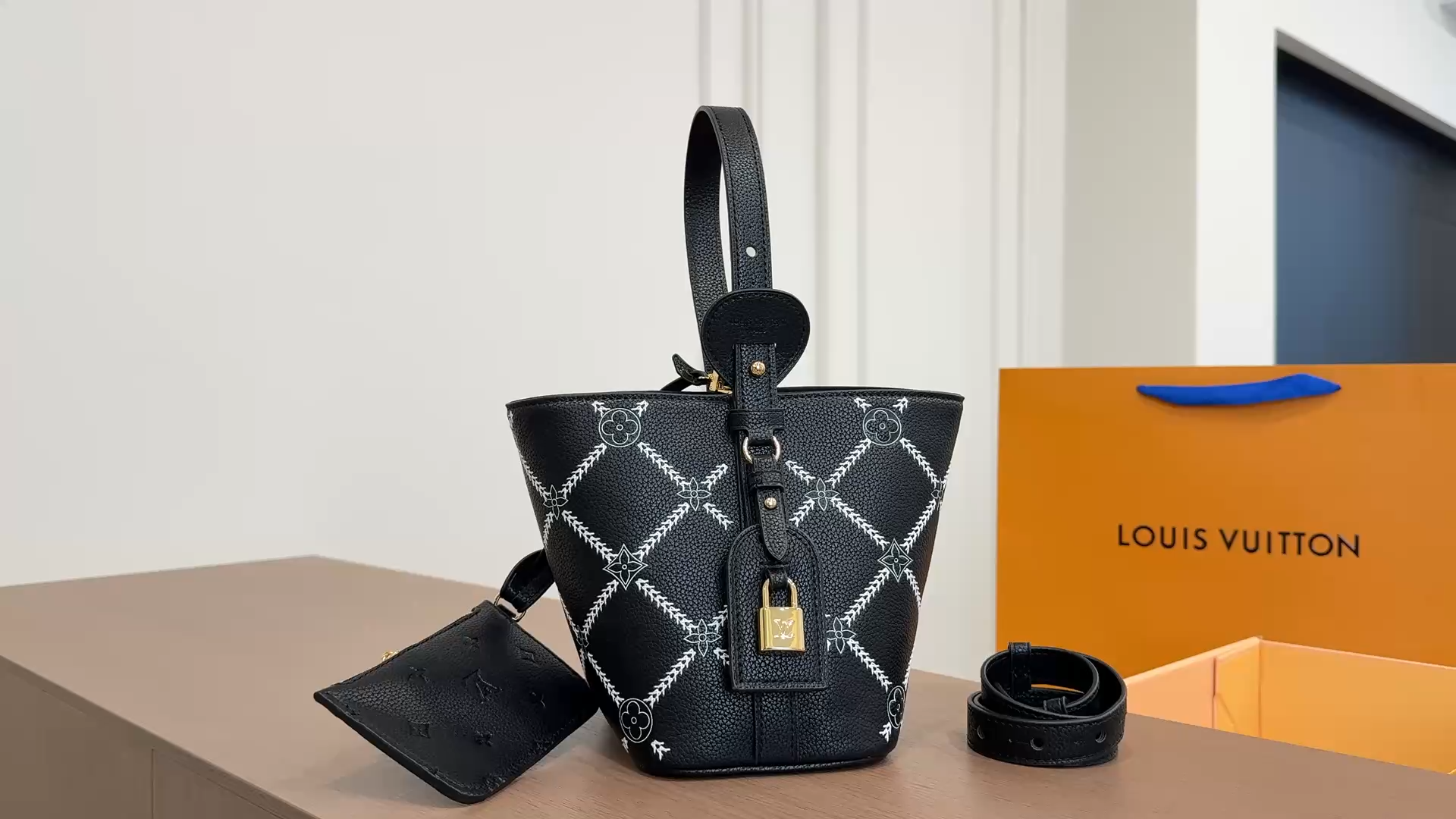LV 25 Allinbb Bucket Bag - Image 1