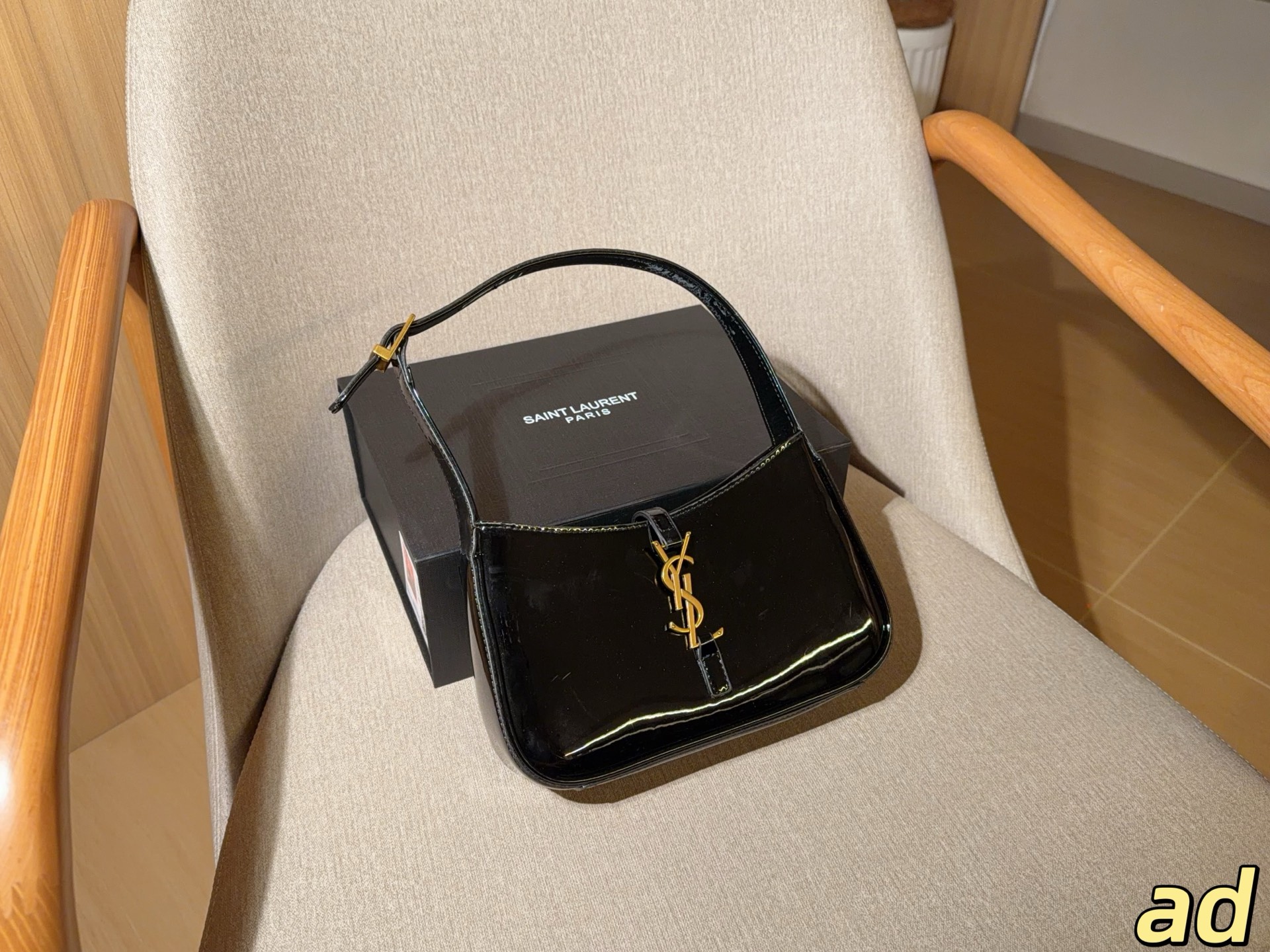 Saint Laurent Le 5 à 7 Hobo Shoulder Bag Laquered - Image 1