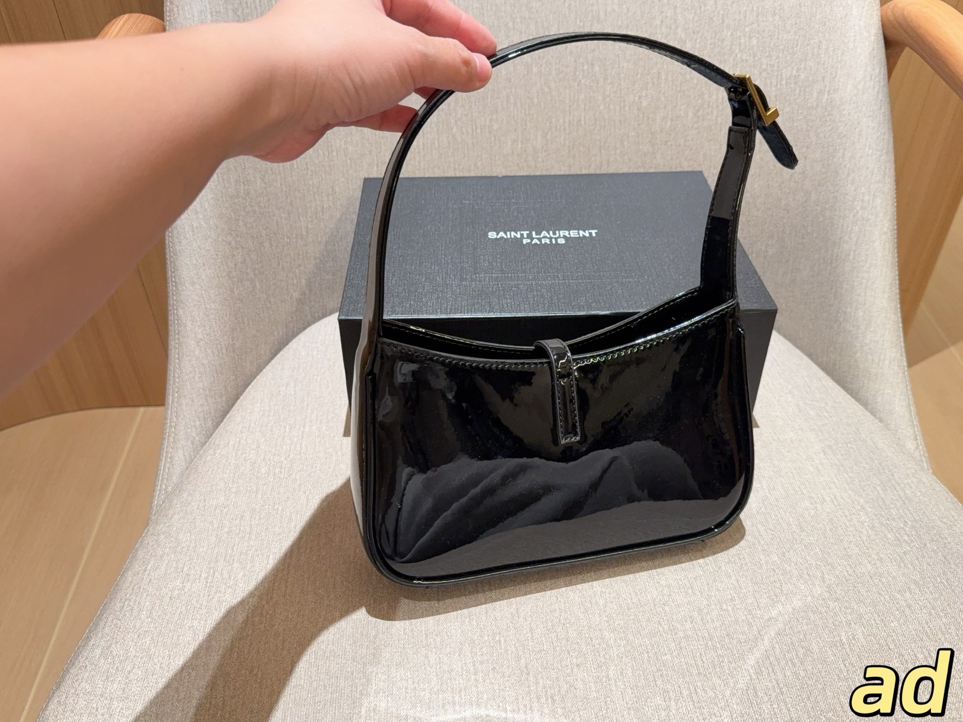 Saint Laurent Le 5 à 7 Hobo Shoulder Bag Laquered - Image 5