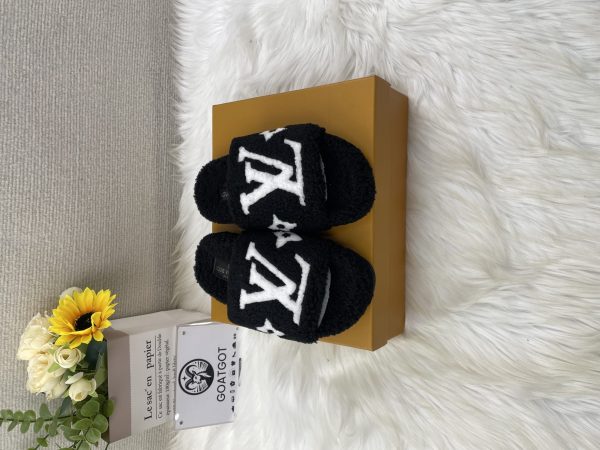 LV His & Hers Furry Slippers Sandals EUR 35 (Year-end sales)