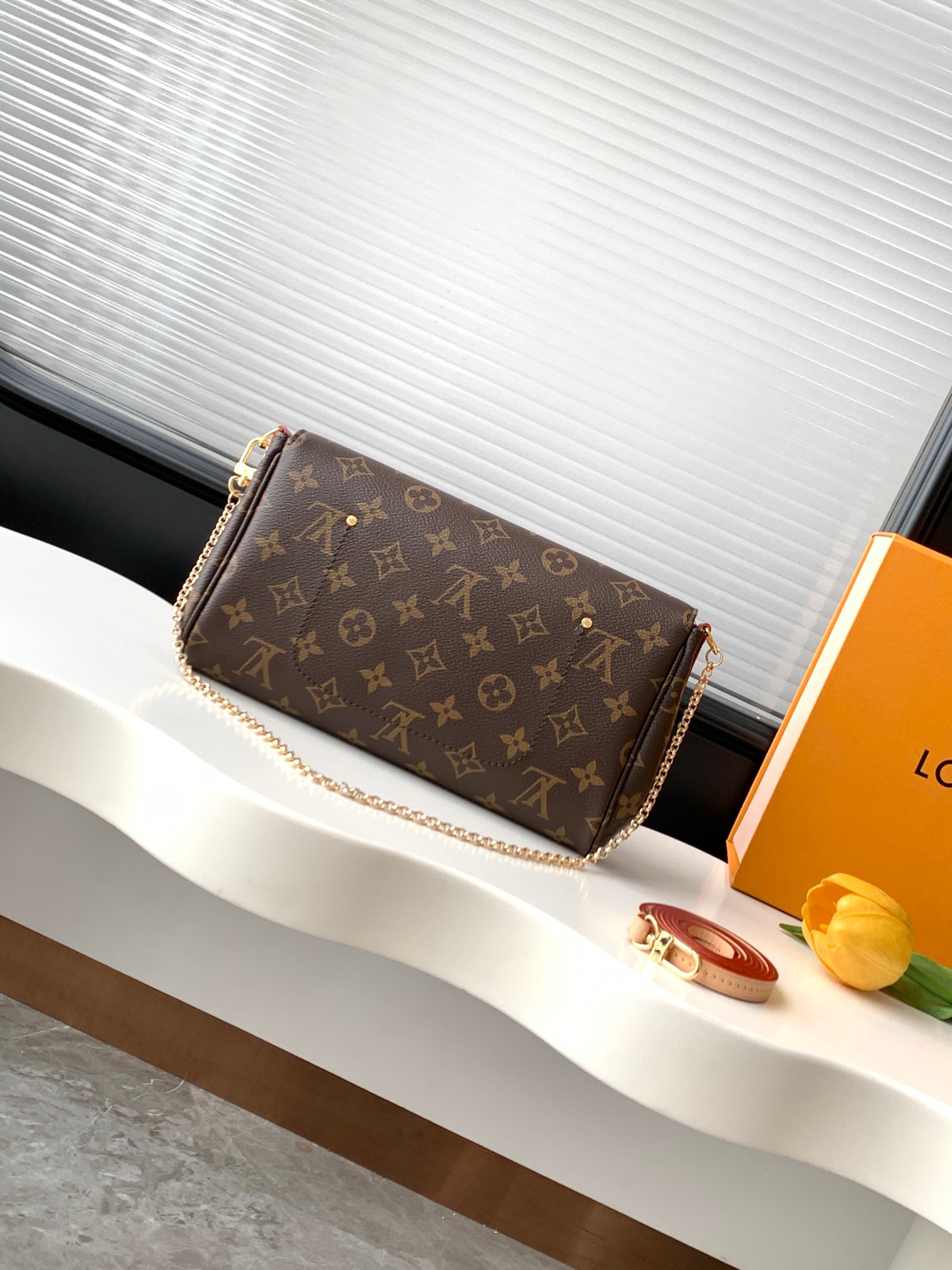 LV Favorite Chain Shoulder Bag - Image 7
