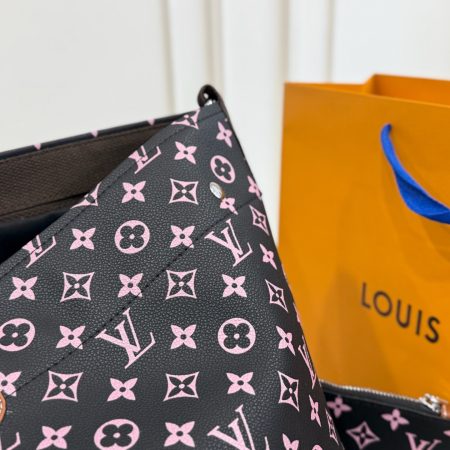 LV's New Tote Bag - Image 6
