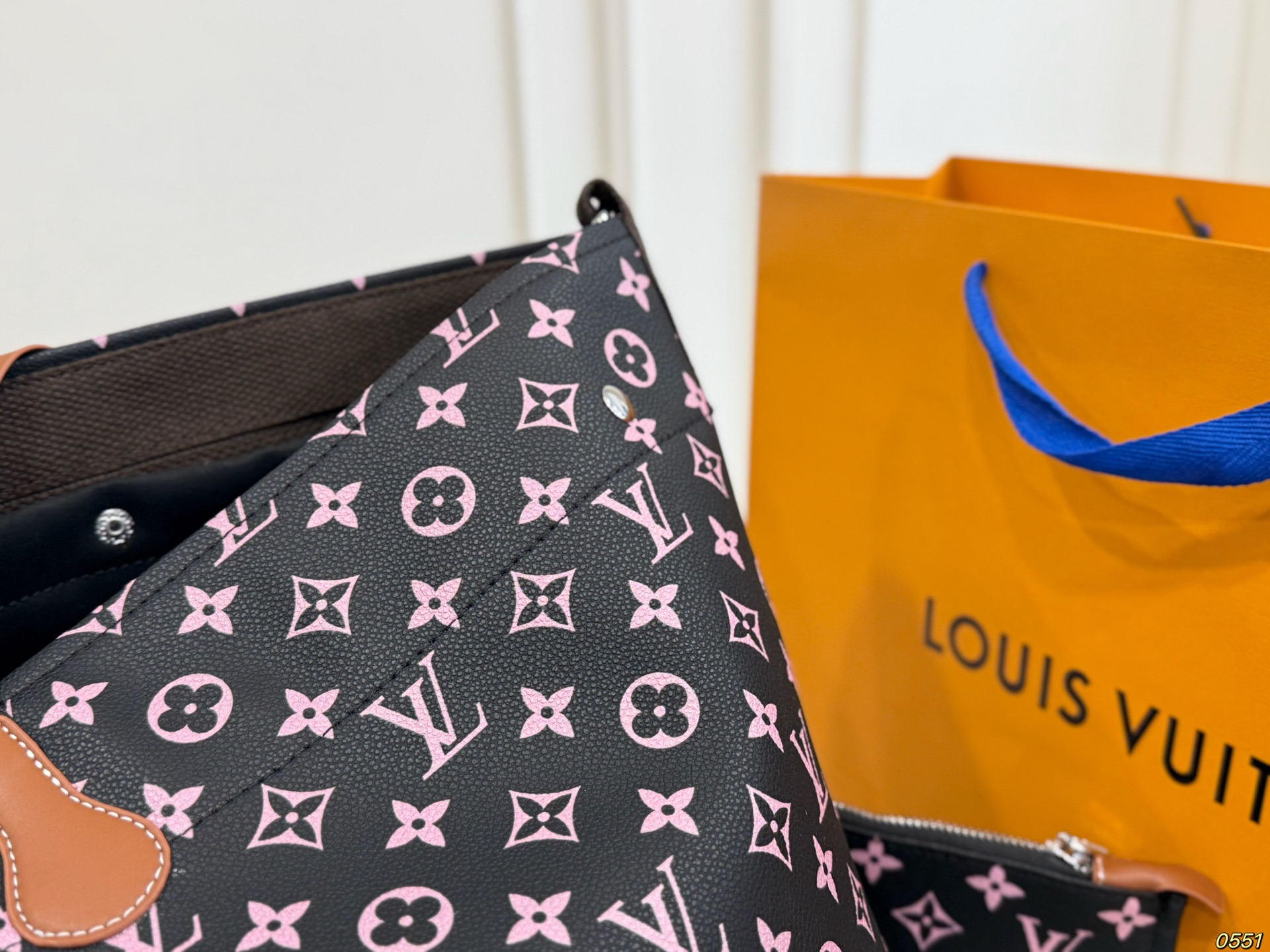 LV's New Tote Bag - Image 6