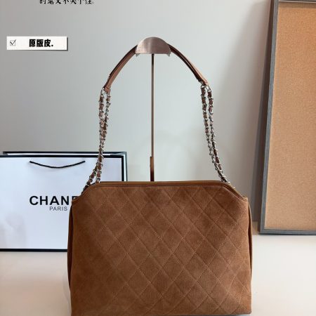 Chanel Large Suede Shoulder Bag - Image 6