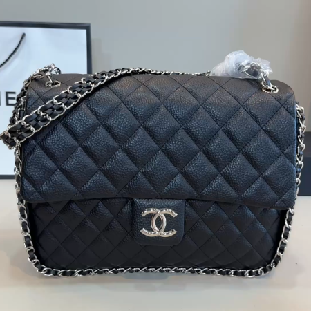 Timeless Chanel Classic medium caviar bag