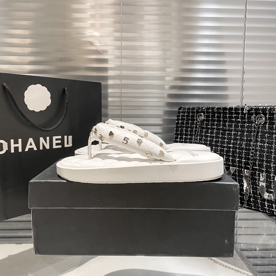 Chanel Interlocking CC Logo Flip-Flops - Image 10