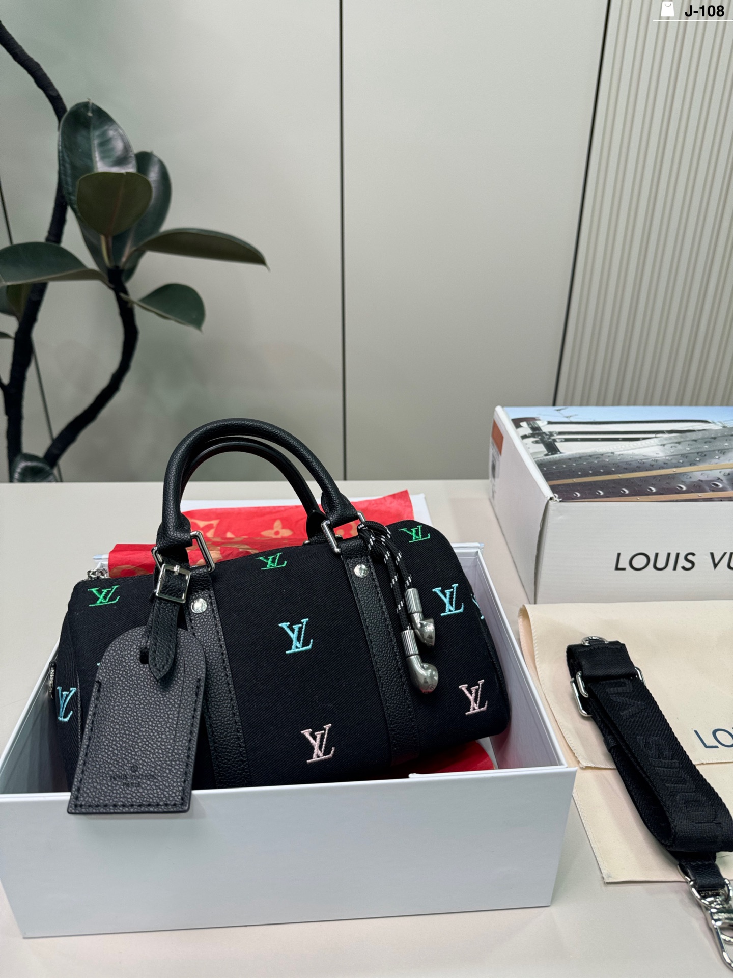 LV keepall 25 Bag - Image 1
