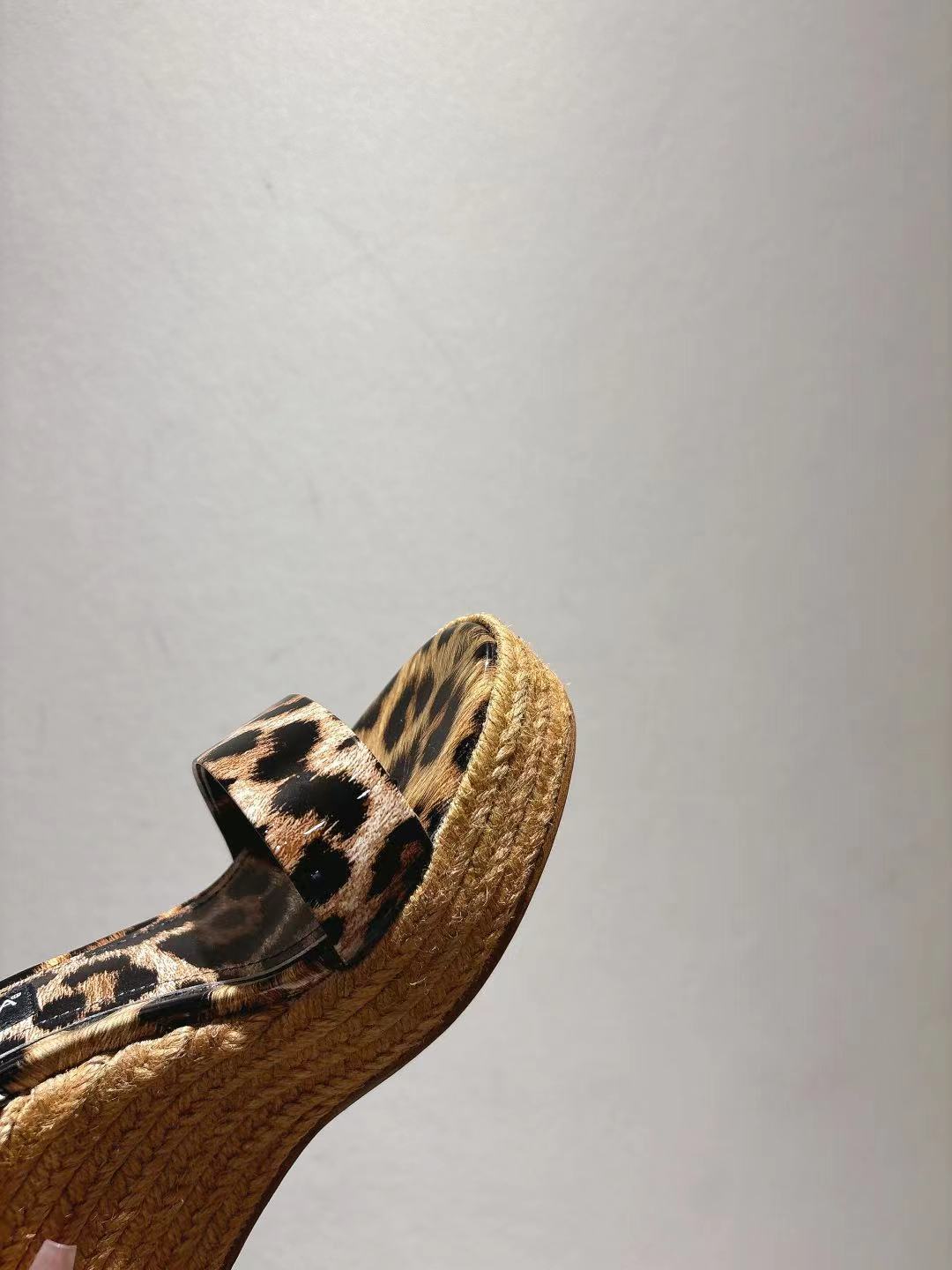 Dolce & Gabbana Straw Sandals - Image 8