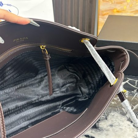 Prada Vitello Daino Handbag - Image 9