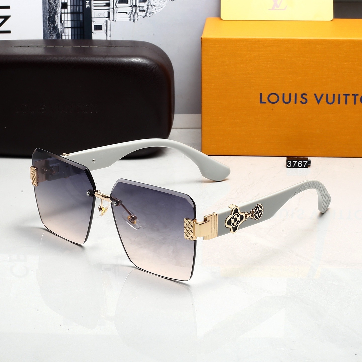 LV Fashionable Sunglasses - Image 3