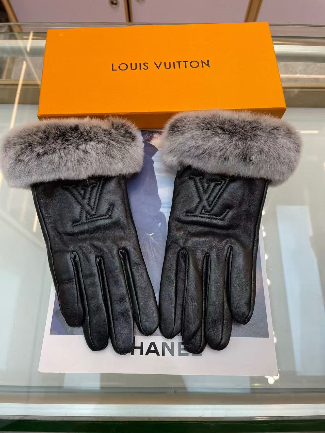 LV New Women's Gloves - Image 1