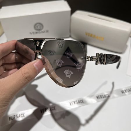 Versace Fashionable Sunglasses - Image 4