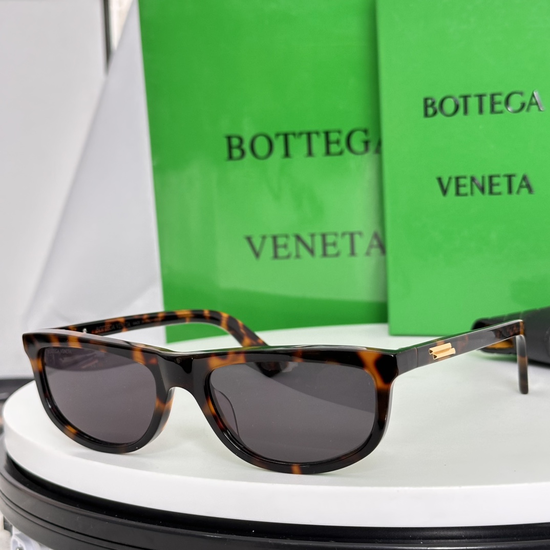 Bottega Veneta Eyewear Bottega Veneta Slim Ribbon Sunglasses in Black/Grey - Image 4
