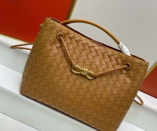 BV Small / Medium Andiamo Bag
