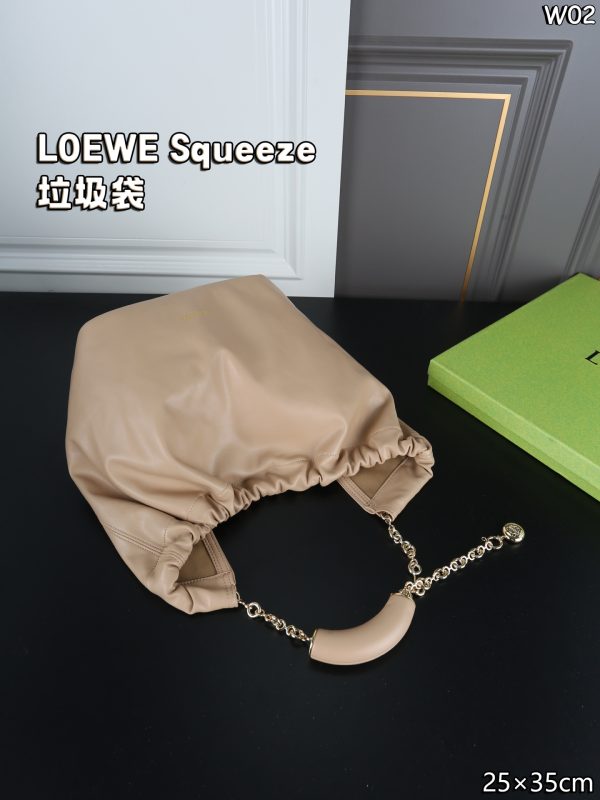LOEWE Medium Squeeze bag