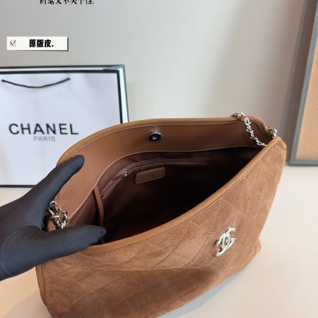 Chanel Large Suede Shoulder Bag - Image 9