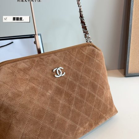 Chanel Large Suede Shoulder Bag - Image 5