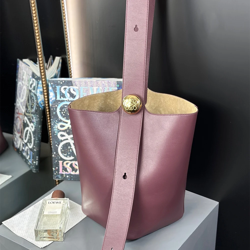 LOEWE Medium Pebble Bucket Bag - Image 6
